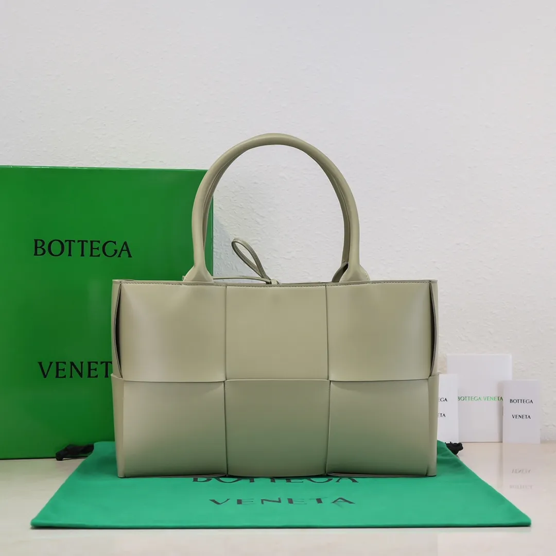 Batch 1860 large arco, BottegaVeneta# official website's latest cowhide leather lining SLIP tote handbag, and the logo has been changed to the side 😍The oversized woven design really makes it a huge gap from ordinary tote bags 🔗🔗Different color combinations inside and outside ⛓Daniel Lee leads the brand's DNA to continue to evolve with fresh inspiration🧬🧬showing a balanced style of luxury and reality👉: 36*24*14 Model: 9892#